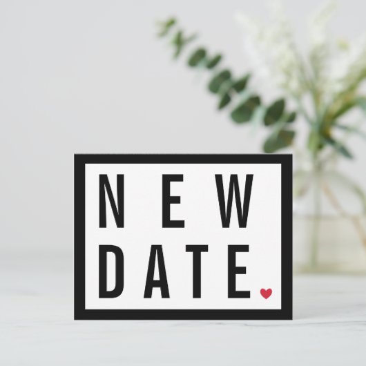 延期のお知らせ 赤いハート 黒と白の新しい日付 結婚式 案内ポストカード (スタンド正面)