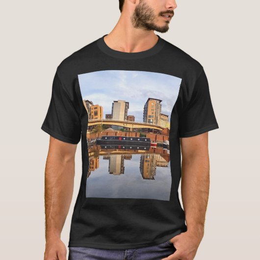 建物とボートの反射 Tシャツ (正面)