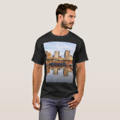 建物とボートの反射 Tシャツ (正面フル)