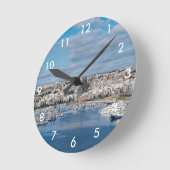 建物と船モダン付きスリマ港 ラウンド壁時計 (傾斜)