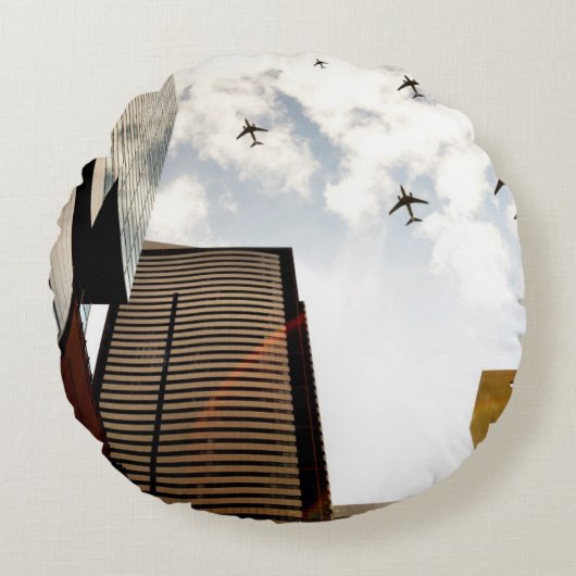 建物に飛ぶ飛行機 ラウンドクッション (正面)