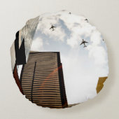 建物に飛ぶ飛行機 ラウンドクッション (裏面)