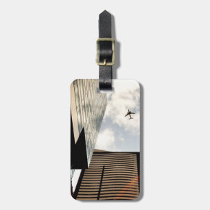 建物に飛ぶ飛行機 ラゲッジタグ