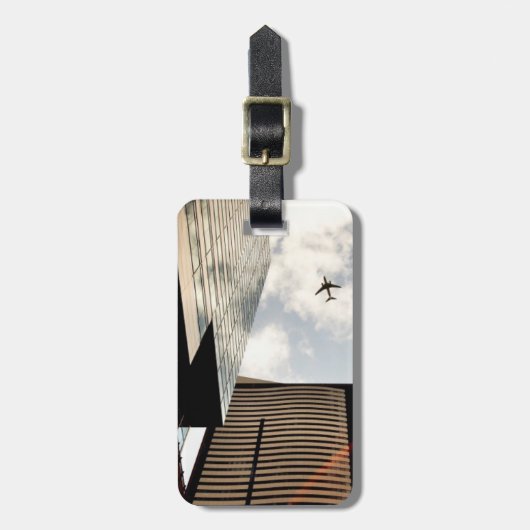建物に飛ぶ飛行機 ラゲッジタグ (正面縦)