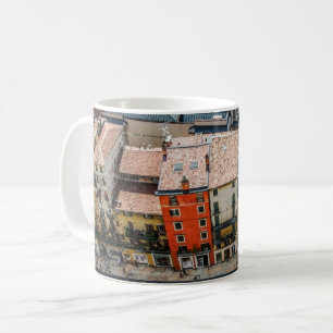 建物のカラフル面の上から表示 コーヒーマグカップ