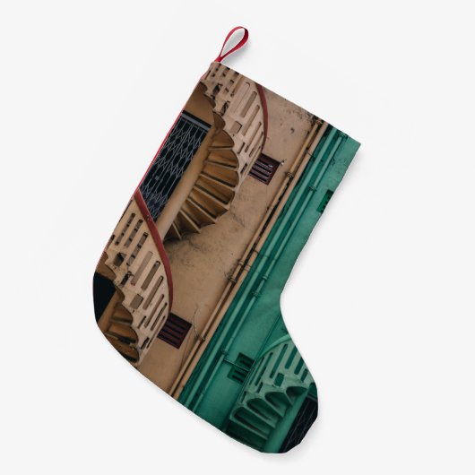 建物の横のベージュと緑のコンクリートのらせん階段 スモールクリスマスストッキング (正面 (吊り時))