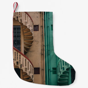 建物の横のベージュと緑のコンクリートのらせん階段 スモールクリスマスストッキング