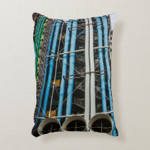 建物の正面の着色されたパイプライン