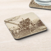 建物の間にの作動中蒸気クレーン コースター (左側)