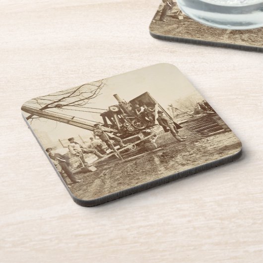 建物の間にの作動中蒸気クレーン コースター (左側)