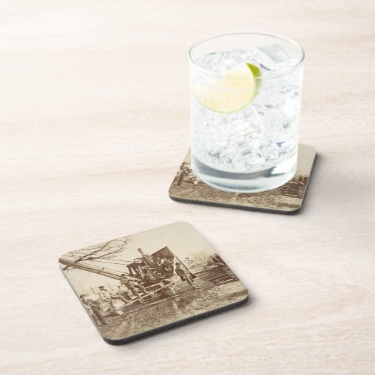 建物の間にの作動中蒸気クレーン コースター (右側)