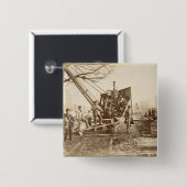 建物の間にの作動中蒸気クレーン 缶バッジ (正面&裏面)