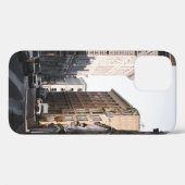 建物の間に道路の側面に駐車した車 Case-Mate iPhoneケース (裏面 (横))