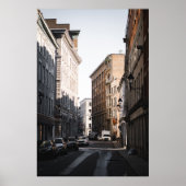 建物の間の道路の側に駐車された車 ポスター (正面)