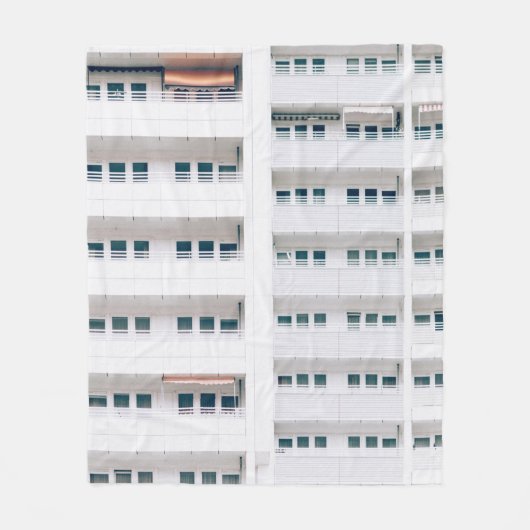 建物窓の風景写真 フリースブランケット (正面)