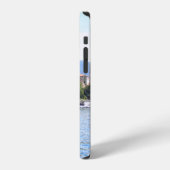 建物近くに停泊する黄色いボート iPhoneケース (左側面)