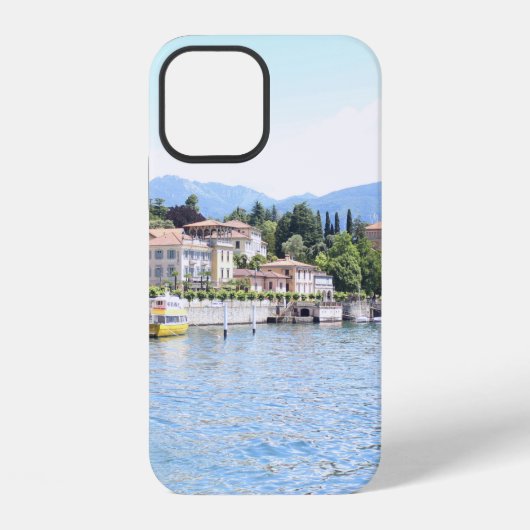 建物近くに停泊する黄色いボート iPhoneケース (裏面)