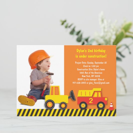 建築のトラックの男の子の写真の誕生日の招待状 招待状 (スタンド正面)