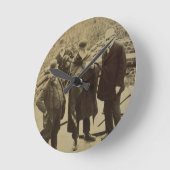 建築の間のフィリップWebb (1831-1915年)の ラウンド壁時計 (傾斜)