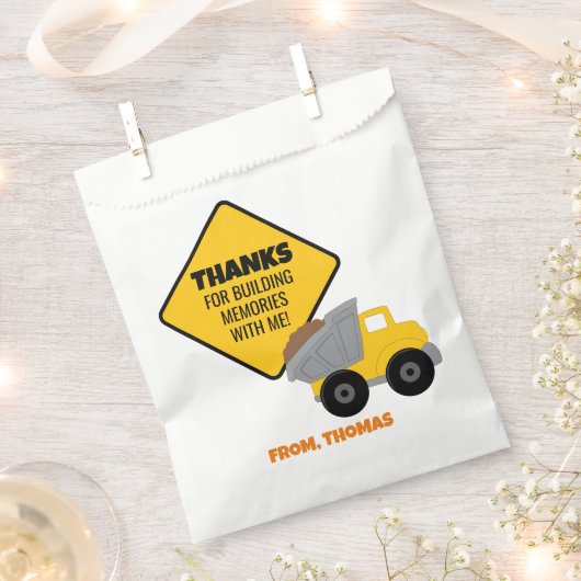 建築をテーマにした誕生日 フェイバーバッグ (クリップ留めされた状態)