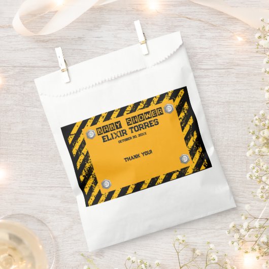建築イエロー&ブラックベビーシャワー フェイバーバッグ (クリップ留めされた状態)