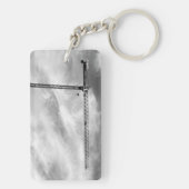 建築クレーンとスカイブラックとホワイトの写真 キーホルダー (裏面)