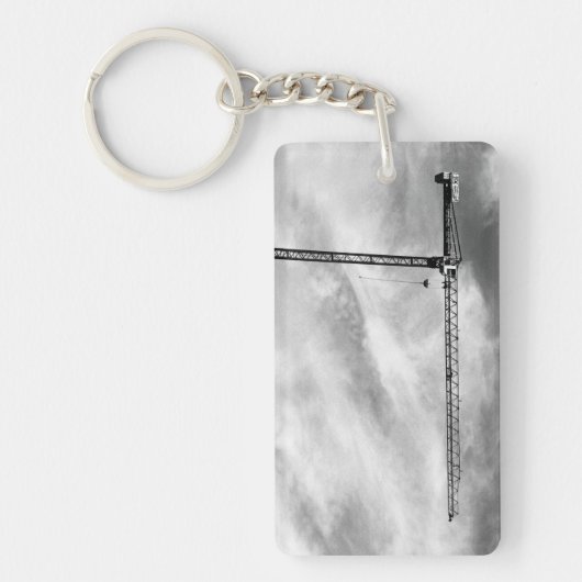 建築クレーンとスカイブラックとホワイトの写真 キーホルダー (正面)