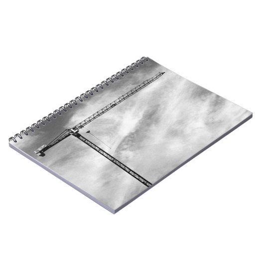 建築クレーンとスカイブラックとホワイトの写真 ノートブック (左側)