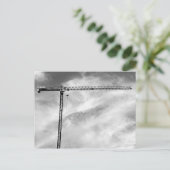 建築クレーンとスカイブラックとホワイトの写真 ポストカード (スタンド正面)