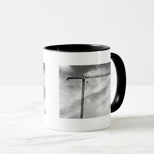 建築クレーンとスカイブラックとホワイトの写真 マグカップ (正面右)