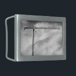建築クレーンとスカイブラックとホワイトの写真 長方形ベルトバックル<br><div class="desc">建物のずっと上で、建築クレーンは次のタスクを待つ。写真の右に伸びる細長い黒い腕の横に鶴が伸びているように見える。繊細でありながら疑いもなく強い三角柱の配列は、型枠のインテリアを高い学校の物理クラスのストローから作った橋のようにクレーンの構造を支える。黒と白の写真の背景には、波立つ雲だけが埋め尽くされている。35ミリメートル、白黒の写真。Copyright © 2004 Claire E. Skinner.すべての権利が留保されている。</div>