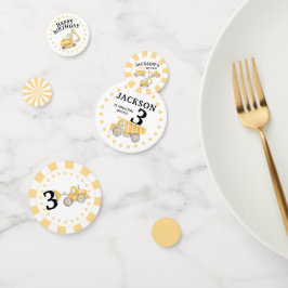 建築サイトのトラックの下で男の子の誕生日テーブル コンフェッティ