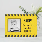 建築テープキッズフォトイエローバースデーパーティー 招待状 (スタンド正面)