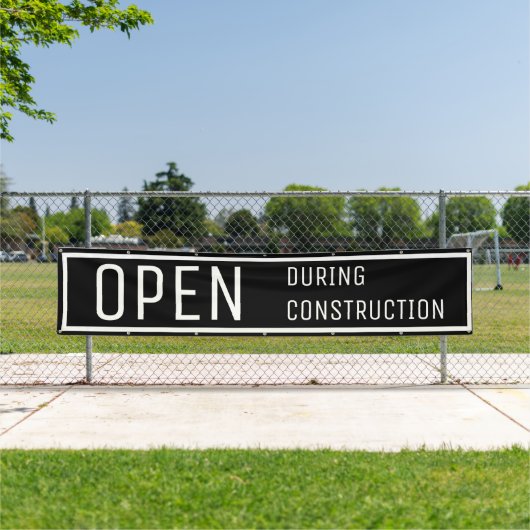 建築バナー中に黒く開く 横断幕 (インサイチュ)