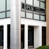 建築バナー中に黒く開く 横断幕 (ビルの外側)