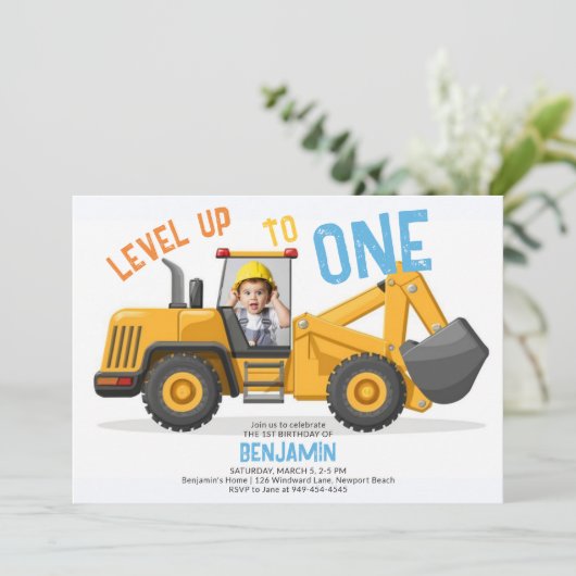 建築ブルドーザーのレベルアップ写真1st誕生日 招待状 (スタンド正面)