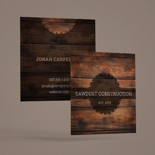 建築大工の木造の暗い素朴な木材 スクエア名刺