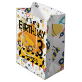 建築黄色トラック車3歳の誕生日 ミディアムペーパーバッグ (正面アングル)