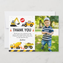 建設トラックの子供の誕生日写真