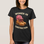 建設現場で働く女性、ワークブーツとヘルメット Tシャツ (正面)