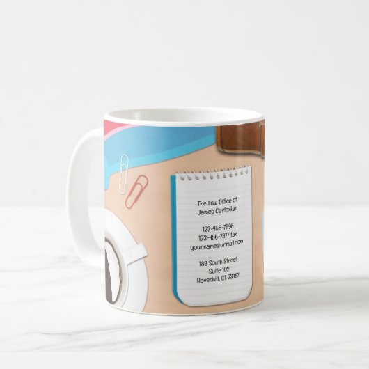 弁護士オフィスのデスクの背景のマグカップ コーヒーマグカップ (正面左)