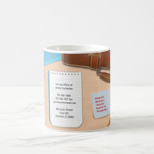 弁護士オフィスのデスクの背景のマグカップ コーヒーマグカップ (中央)
