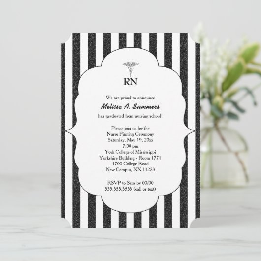 式をピンで止めているRNのナースは黒いグリッターを誘います 招待状 (スタンド正面)