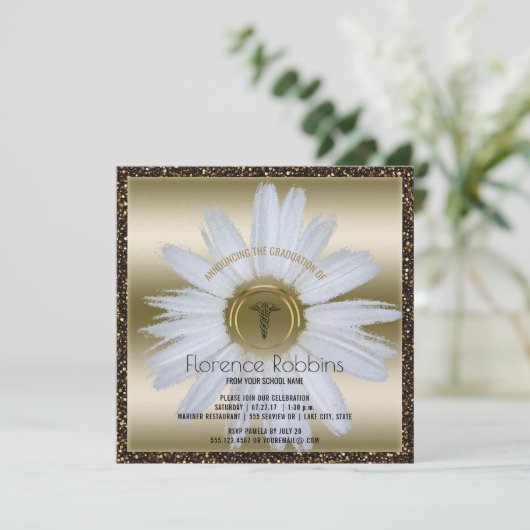 式をピンで止めるRNのナースの卒業|のデイジーの金ゴールド 招待状 (スタンド正面)