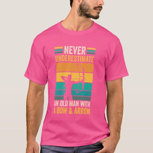 弓おもしろい射手を持つ弓矢の老人 Tシャツ (正面)