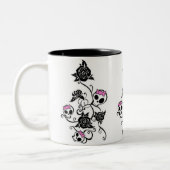 弓およびバラが付いているスカル ツートーンマグカップ (左)