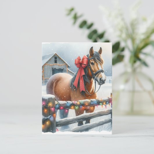 弓とかわいらし納屋のクリスマスを持つ茶色の馬 ポストカード (スタンド正面)