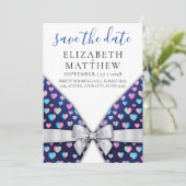 弓とエレガントハート斑点のある招待状 セーブザデート (スタンド正面)