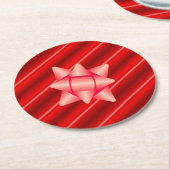 弓とクリスマスの赤い包むこと ラウンドペーパーコースター (アングル)