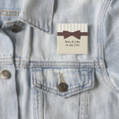 弓とストライプ。カスタマイズ文字 缶バッジ (インサイチュ)